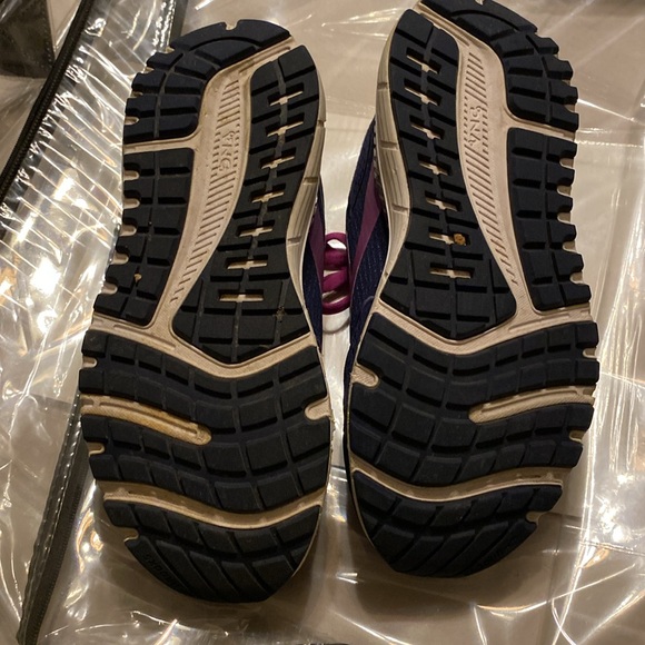 Brooks sneaks size 8.5 - Picture 3 of 6